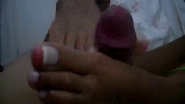 O brunetă de la marea albastră se angajează în degete, se pune pe un futai cu femei flocoase dildo și termină sunetul surfingului.