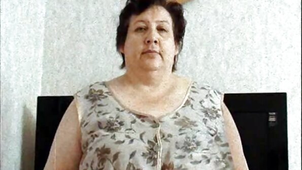 Într-un solar, o mame flocoase curvă își arată petele intime și lipeste degetele lungi în ele